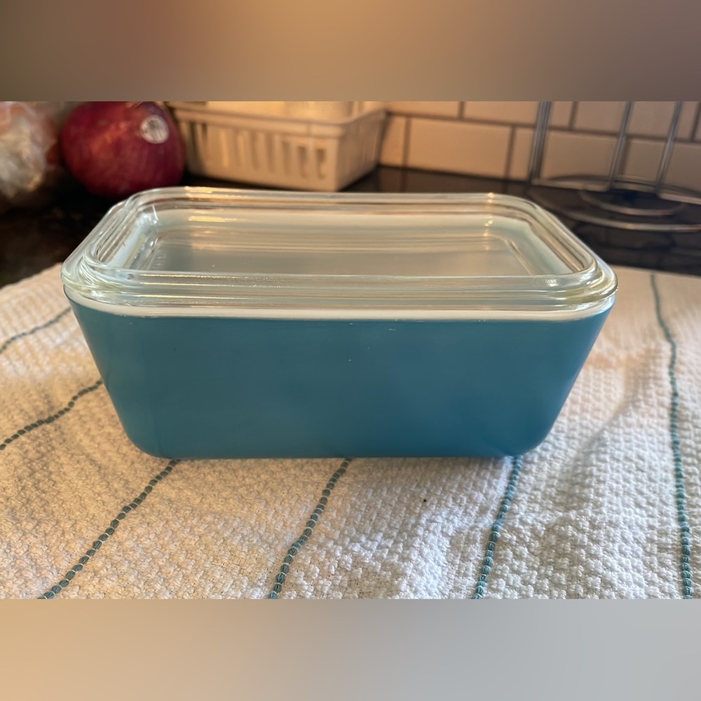 Blue Pyrex refrigerator dish with lid